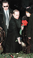 Путин возлагает цветы к могиле А.А.Собчака. 2000 год.